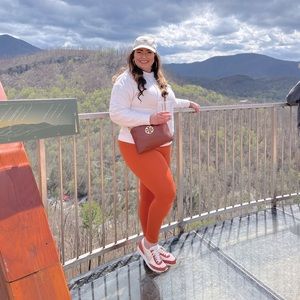 Meet your Posher, Caresse